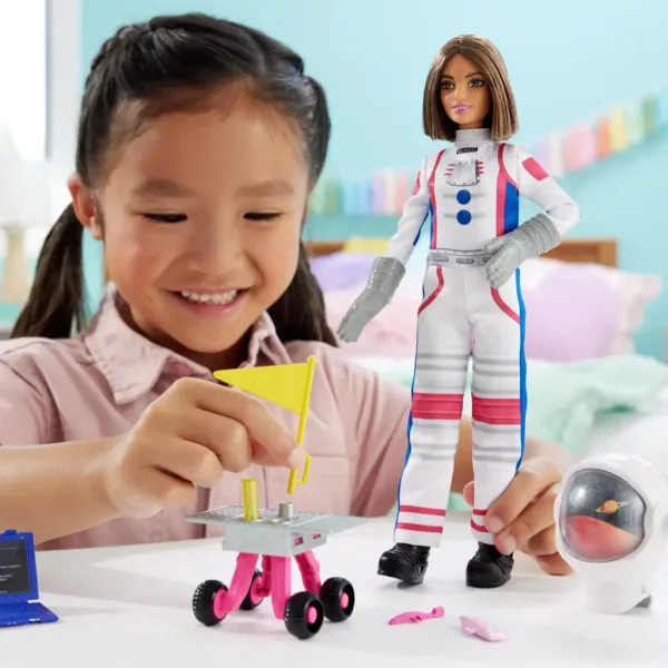 Barbie: Set igračaka za 65. obljetnicu karijere - Astronaut lutka s dodacima - Mattel slika 5