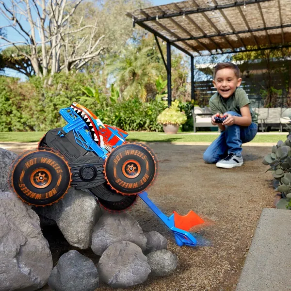Hot Wheels Monster Trucks: Mega Tiger Shark RC autić na daljinsko upravljanje - Mattel slika 3