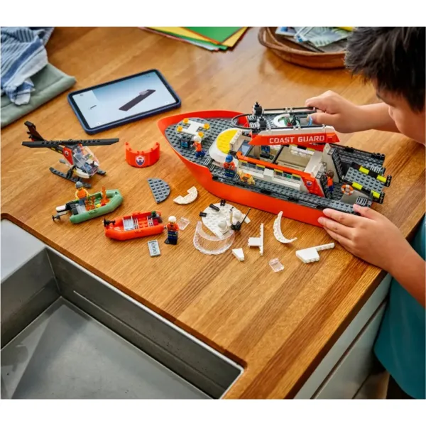 LEGO® City: Spasilački čamac i helikopter obalne straže (60504) slika 5