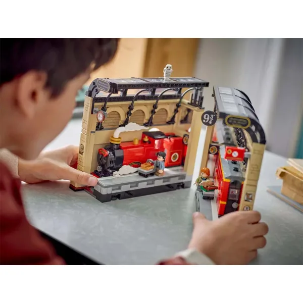 LEGO® Harry Potter: Čarobna knjiga: Hogwarts™ Express (76450) slika 8