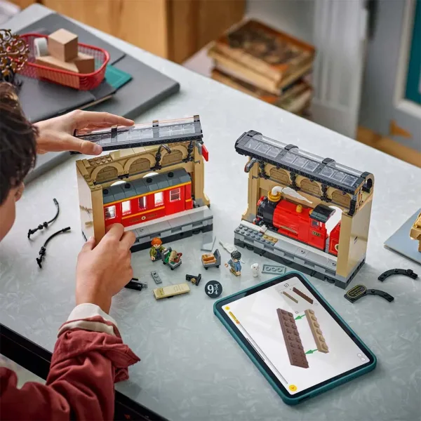 LEGO® Harry Potter: Čarobna knjiga: Hogwarts™ Express (76450) slika 9