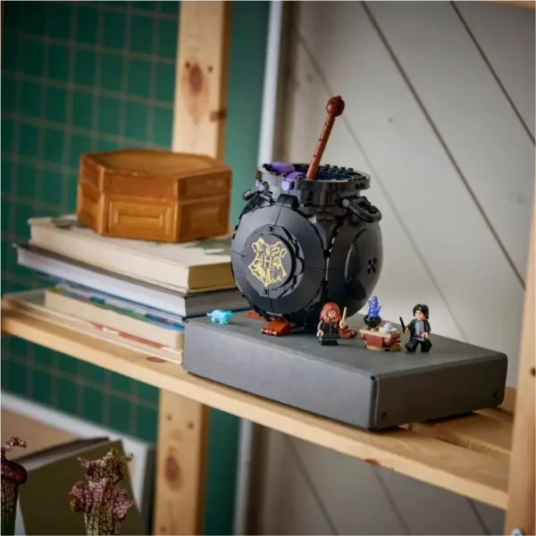 LEGO® Harry Potter: Kotlić: Učionica za tajni sat napitaka (76464) slika 5