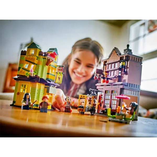 LEGO® Harry Potter: Pravi Metloboj™ sportska trgovina i slastičarnica (76452) slika 6