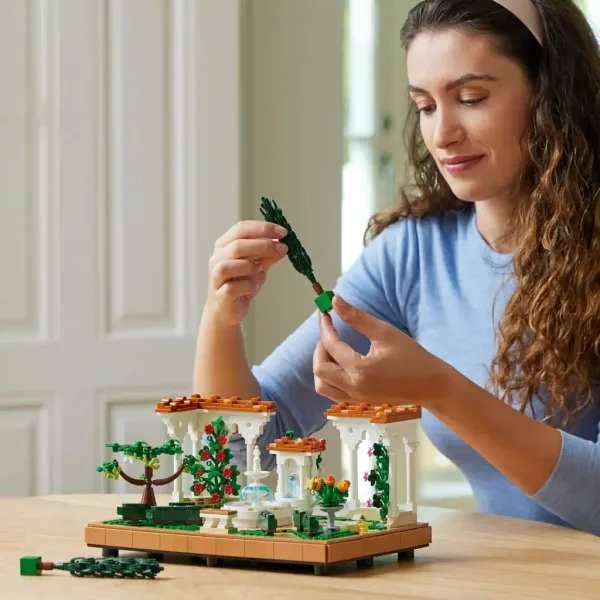 LEGO® Icons: Vrt s fontanama (10359) slika 4