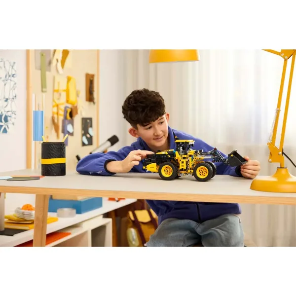 LEGO® Technic: Volvo L120 Električni utovarivač na kotačima (42209) slika 7
