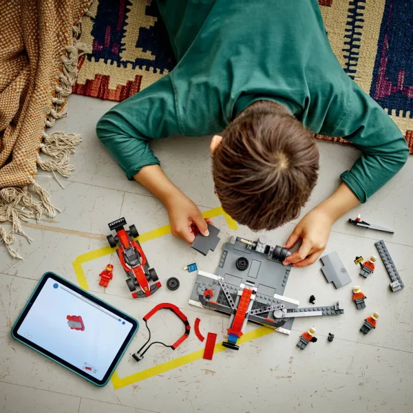 LEGO® City: F1®-ska garaža i osoblje s Ferrari autom (60443) slika 4