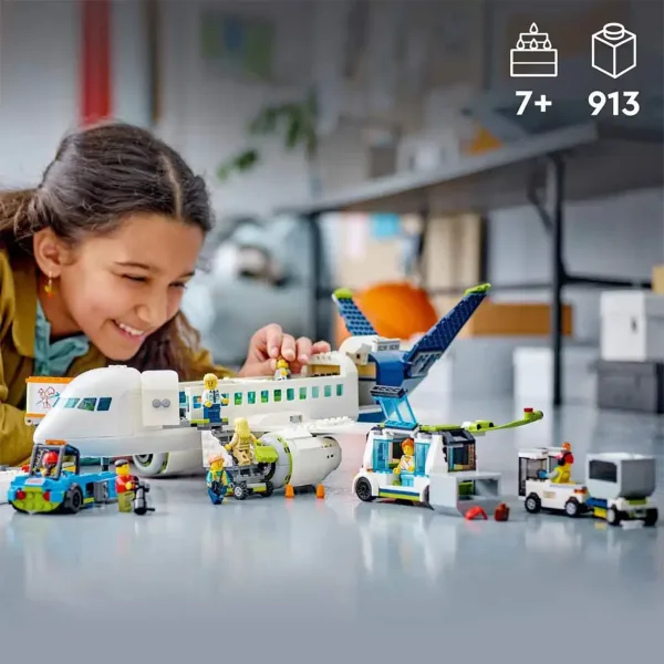 LEGO® City: Zrakoplov za putnike (60367) slika 4