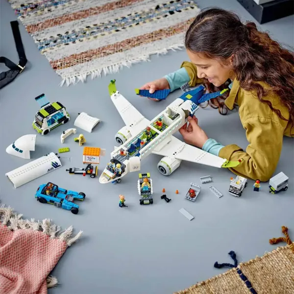 LEGO® City: Zrakoplov za putnike (60367) slika 9