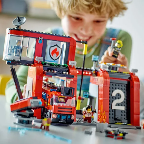 LEGO® City: Vatrogasna postaja i vatrogasno vozilo (60414) slika 5