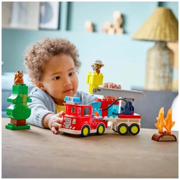 LEGO® DUPLO®: Vatrogasno vozilo s crijevom i vatrogascem (10473) slika 4