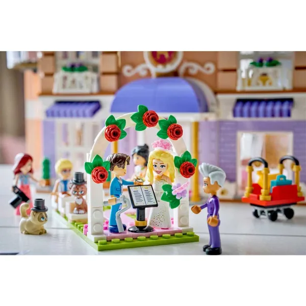 LEGO® Friends: Grand Hotel Heartlake City (42704) slika 7