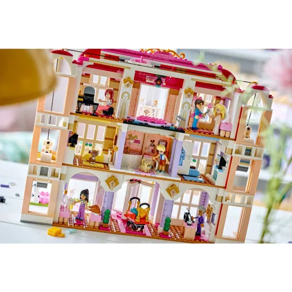 LEGO® Friends: Grand Hotel Heartlake City (42704) slika 8