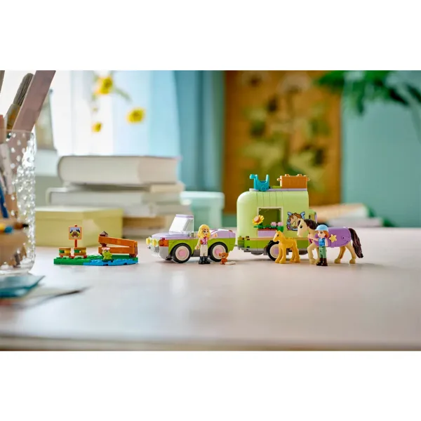 LEGO® Friends: Prikolica za konje i konjiće (42695) slika 9