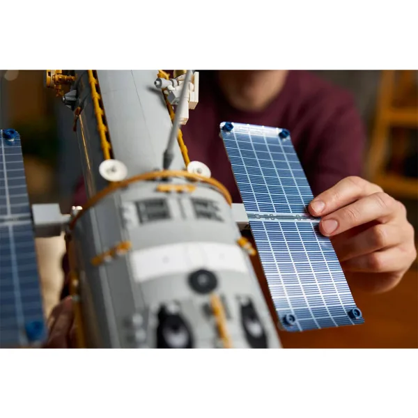 LEGO® Icons: Hubbleov svemirski teleskop (11383) slika 10