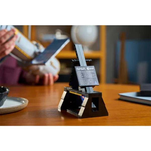 LEGO® Icons: Hubbleov svemirski teleskop (11383) slika 11
