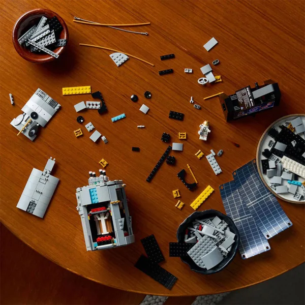 LEGO® Icons: Hubbleov svemirski teleskop (11383) slika 15