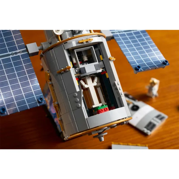 LEGO® Icons: Hubbleov svemirski teleskop (11383) slika 16