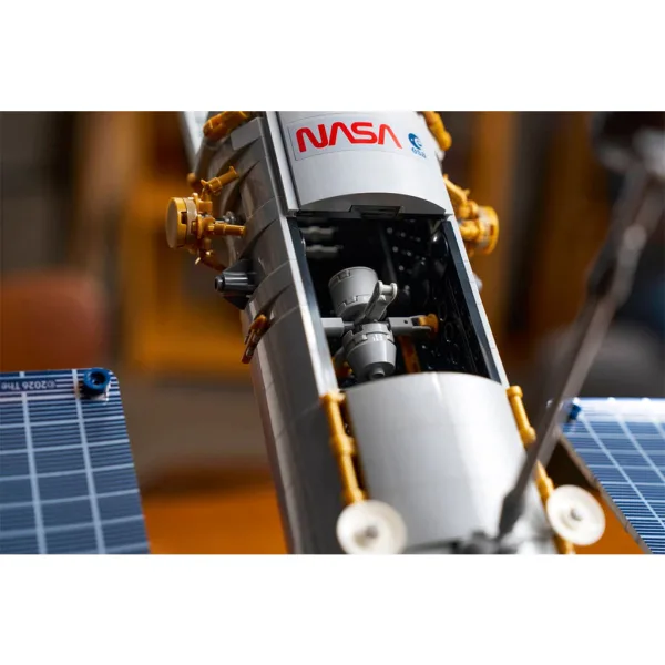 LEGO® Icons: Hubbleov svemirski teleskop (11383) slika 18