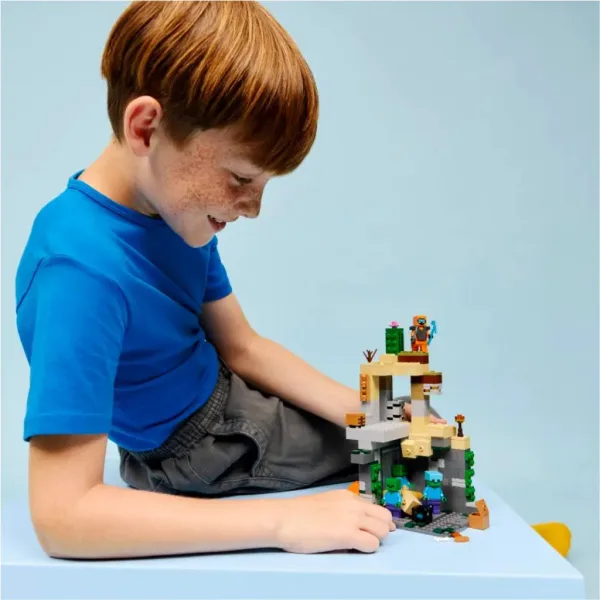 LEGO® Minecraft: Zombikazamata (21587) slika 4