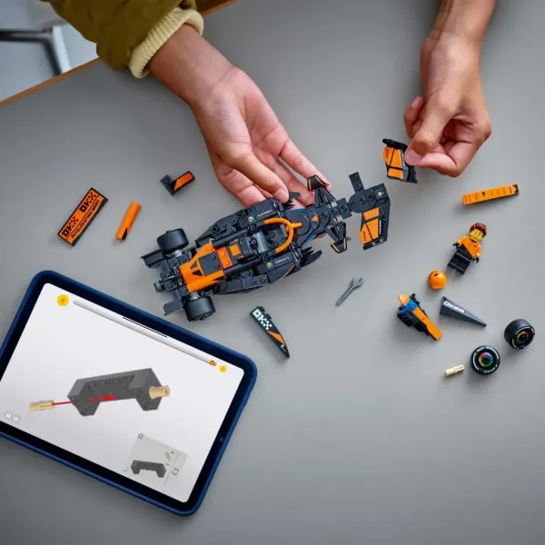LEGO® Speed Champions: McLaren F1® Tim MCL38 trkaći automobil (77251) slika 3