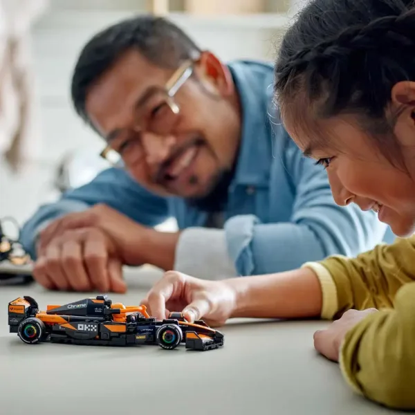 LEGO® Speed Champions: McLaren F1® Tim MCL38 trkaći automobil (77251) slika 4