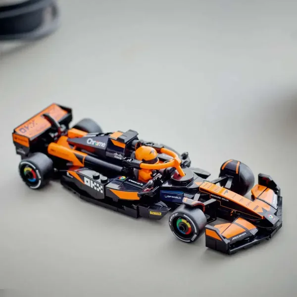 LEGO® Speed Champions: McLaren F1® Tim MCL38 trkaći automobil (77251) slika 5