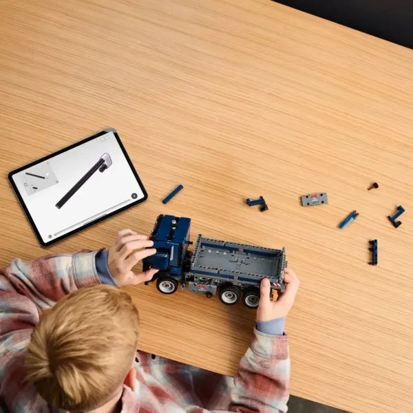 LEGO® Technic: Kamion s platformom (42203) slika 3