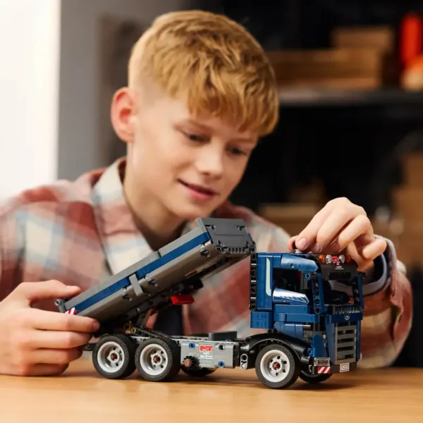 LEGO® Technic: Kamion s platformom (42203) slika 4