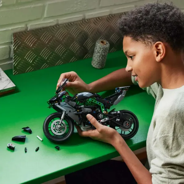 LEGO® Technic: motocikl Kawasaki Ninja H2R (42170) slika 5