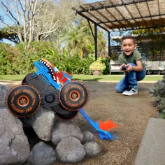 Hot Wheels Monster Trucks: Mega Tiger Shark RC autić na daljinsko upravljanje - Mattel slika 3