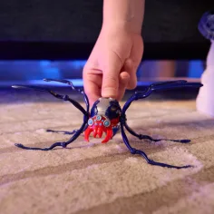 Hex Bots: Skitter Bot interaktivni robot pauk – plavi-crveni - Spin Master slika 3