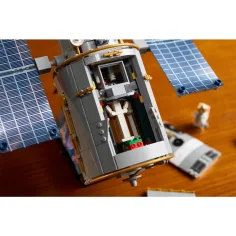 LEGO® Icons: Hubbleov svemirski teleskop (11383) slika 16