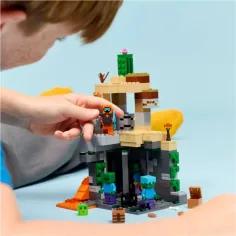 LEGO® Minecraft: Zombikazamata (21587) slika 5
