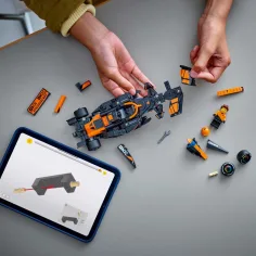 LEGO® Speed Champions: McLaren F1® Tim MCL38 trkaći automobil (77251) slika 3