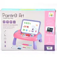 Ružičasta magnetska ploča na stoliću